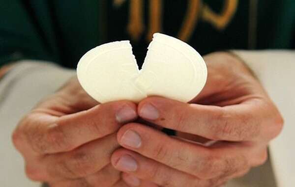 Siracusa, furto sacrilego alla cappella dell’ospedale di Avola. Il parroco ai ladri di ostie: “restituitele ma prima pentitevi, siete incorsi nella scomunica”