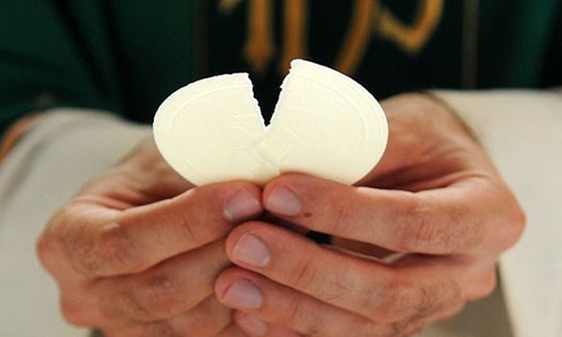 Siracusa, furto sacrilego alla cappella dell’ospedale di Avola. Il parroco ai ladri di ostie: “restituitele ma prima pentitevi, siete incorsi nella scomunica”