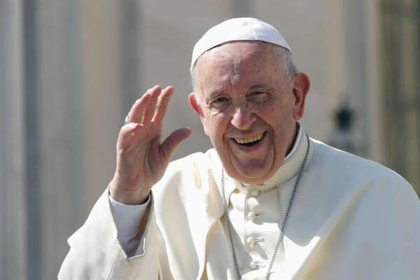Papa Francesco, buon compleanno: compie 87 anni circondato da bimbi, circensi e sorrisi
