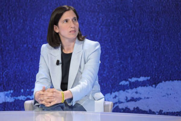 Il pensiero stupendo di Elly Schlein: pronta a candidarsi capolista ovunque, ma alla Europee teme il flop
