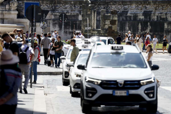 Dalla liberalizzazione dei taxi alle concessioni balneari ai Neet: la crisi economica dell’Italia spiegata dal Wall Street Journal