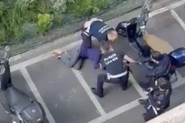 Milano, trans picchiata in Bocconi: calci, manganellate e spray in faccia. Indagati sette vigili: “Le molestie ai bambini? Si sono inventati tutto”