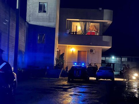 Andria, uccide la moglie davanti ai figli minorenni che non riescono a salvarla: “Venite l’ho accoltellata” dopo un litigio