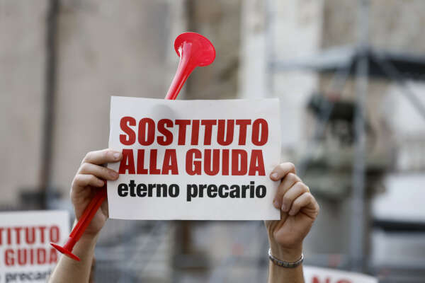 Foto Cecilia Fabiano/LaPresse 19 Ottobre 2023 Roma, Italia – cronaca – Manifestazione dei sostituti alla guida dei Taxi contro il pagamento della licenza Nella foto: la manifestazione in Campidoglio
October 19, 2023 Roma, Italy – News – Taxi drivers demonstration In the pic: the demonstration Foto Cecilia Fabiano/LaPresse 19 Ottobre 2023 Roma, Italia – cronaca – Manifestazione dei sostituti alla guida dei Taxi contro il pagamento della licenza Nella foto: la manifestazione in Campidoglio
October 19, 2023 Roma, Italy – News – Taxi drivers demonstration In the pic: the demonstration