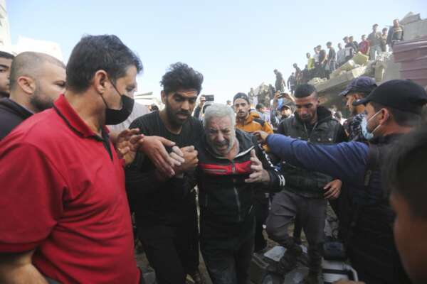 Israele-Hamas, via libera al rilascio di ostaggi: saranno trasferiti nella base militare di Hatzerim Israele-Hamas, via libera al rilascio di ostaggi: saranno trasferiti nella base militare di Hatzerim