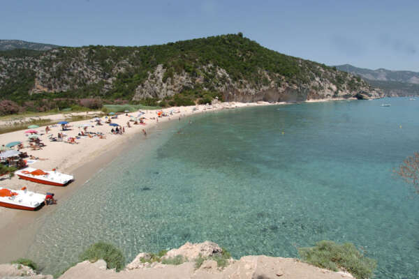 Sardegna, Cala Luna a numero chiuso dal 2024. E spunta l’ipotesi delle spiagge a pagamento