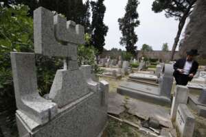 Foto Vincenzo Livieri – LaPresse 
12-05-2017 – Roma
Profanazione e danneggiamenti alle tombe nel settore ebraico del Cimitero del Verano
Vincenzo Livieri – LaPresse 
12-05-2017- Roma
News
Profanation and damage to tombs in the Jewish area of the Verano Cemetery