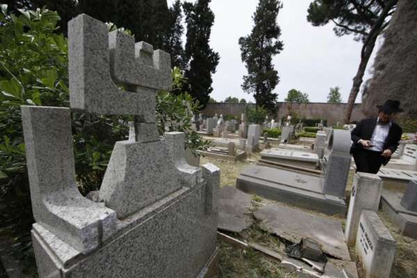 Foto Vincenzo Livieri – LaPresse 
12-05-2017 – Roma
Profanazione e danneggiamenti alle tombe nel settore ebraico del Cimitero del Verano
Vincenzo Livieri – LaPresse 
12-05-2017- Roma
News
Profanation and damage to tombs in the Jewish area of the Verano Cemetery