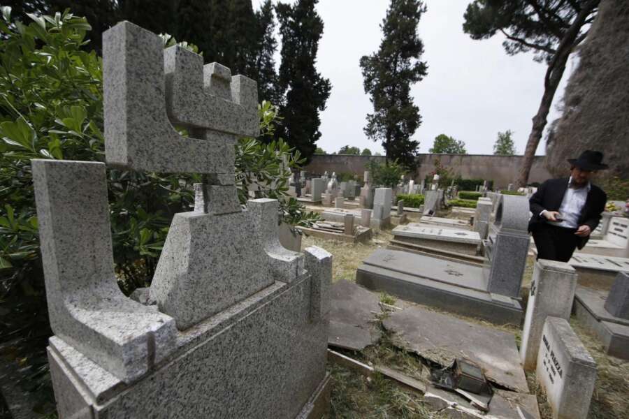 Foto Vincenzo Livieri – LaPresse 
12-05-2017 – Roma
Profanazione e danneggiamenti alle tombe nel settore ebraico del Cimitero del Verano
Vincenzo Livieri – LaPresse 
12-05-2017- Roma
News
Profanation and damage to tombs in the Jewish area of the Verano Cemetery