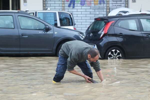 Alluvione in Toscana, in attesa delle istituzioni Campi Bisenzio si riscopre una comunità