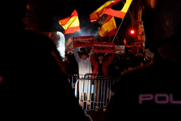 Sanchez verso la conferma: ma il moto di protesta agita la Spagna