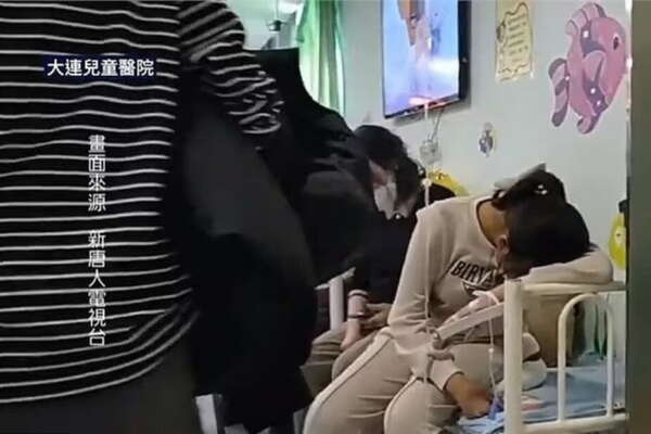 Polmonite misteriosa tra i bambini in Cina, ospedali pediatrici presi d’assalto: Oms chiede spiegazioni Polmonite misteriosa tra i bambini in Cina, ospedali pediatrici presi d’assalto: Oms chiede spiegazioni
