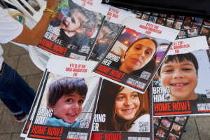 Ostaggi, nuova tregua di 48 ore a Gaza: rilasciati 9 bambini e due madri da Hamas in cambio di 33 detenuti tra donne e minori Ostaggi, nuova tregua di 48 ore a Gaza: rilasciati 9 bambini e due madri da Hamas in cambio di 33 detenuti tra donne e minori