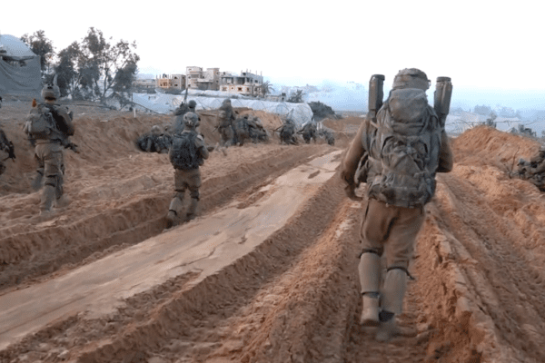 Colpita cellula di Hamas a Gaza, esercito israeliano annuncia: “Molti morti, uscivano da tunnel”