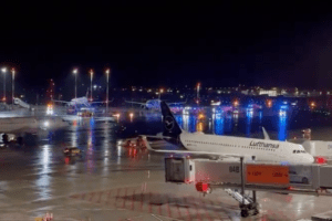 Aeroporto Amburgo bloccato, padre armato tiene in ostaggio la figlia: spari e molotov sulla pista. Si arrende dopo 18 ore