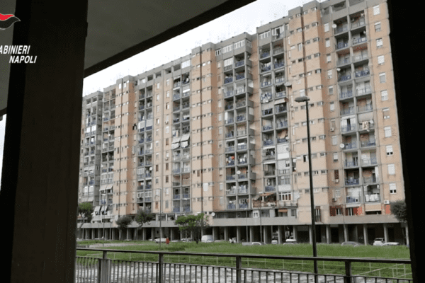 La camorra del pane, del latte e delle buste, blitz a Scampia: sgominato clan Abbinante, 37 arresti