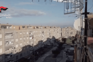 Blitz a Brusciano, il rione 219 come il Parco Verde: pusher ‘licenziati’ se in ritardo, residenti senza chiavi e citofoni Blitz a Brusciano, il rione 219 come il Parco Verde: pusher ‘licenziati’ se in ritardo, residenti senza chiavi e citofoni