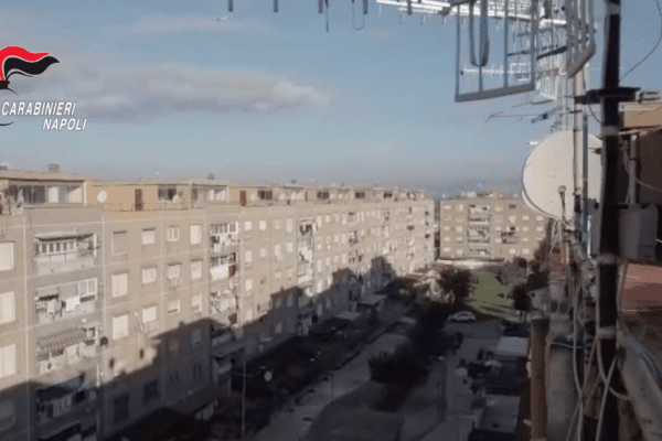 Blitz a Brusciano, il rione 219 come il Parco Verde: pusher ‘licenziati’ se in ritardo, residenti senza chiavi e citofoni