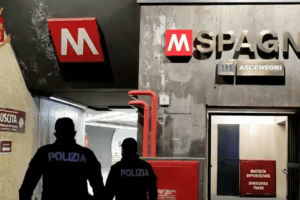 Borseggiatori in metro a Roma, guardia giurata colpita con un calcio in testa: panico alla stazione Spagna