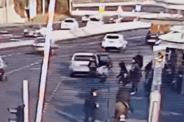 Attentato a Gerusalemme, spari alla fermata dell’autobus: morti e feriti, “è stato Hamas”