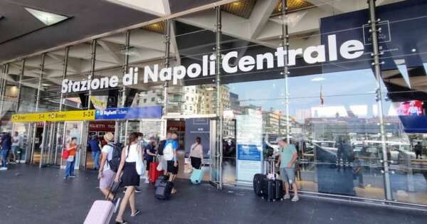 Poliziotti Polfer accoltellati alla stazione di Napoli fendenti a mani