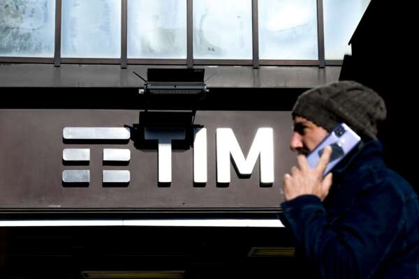 Tim passa a Kkr per 20 miliardi di euro, ma c’è il nodo Vivendi