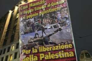 Il cartello nella manifestazione di Milano a favore di Hamas Il cartello nella manifestazione di Milano a favore di Hamas