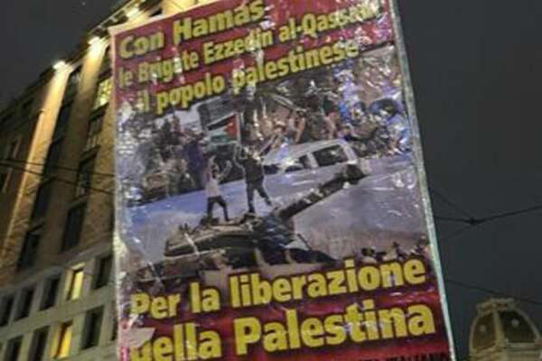 Il cartello nella manifestazione di Milano a favore di Hamas