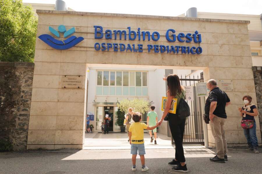 Indi Gregory arriverà in Italia: la lezione al mondo del Bambin Gesù