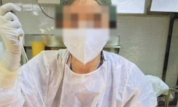 Selfie sorridente mentre ricuce un cadavere: sospesa dipendente dell’ospedale Perrino di Brindisi