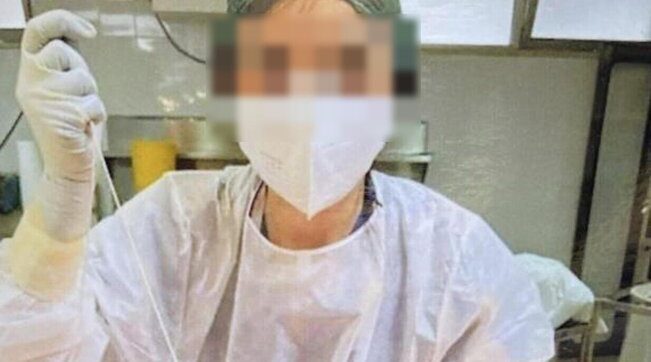 Selfie sorridente mentre ricuce un cadavere: sospesa dipendente dell’ospedale Perrino di Brindisi