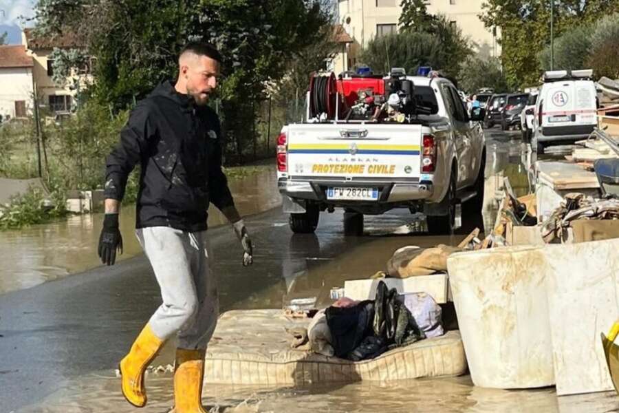 Toscana, gli alluvionati restano soli. Scout e volontari come angeli nel fango