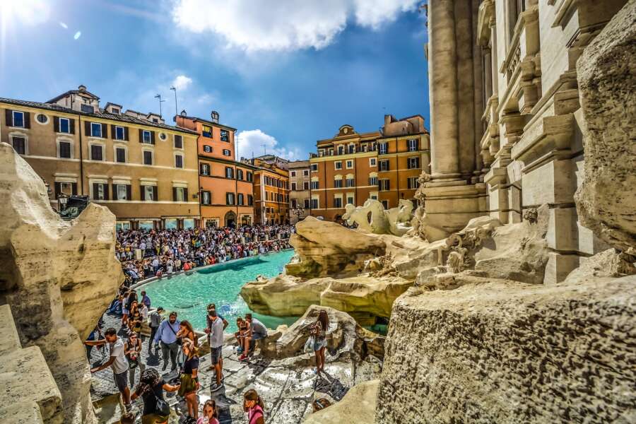 Overtourism, città italiane schiacciate dal turismo: hotel e ristoranti pieni nonostante costi da capogiro