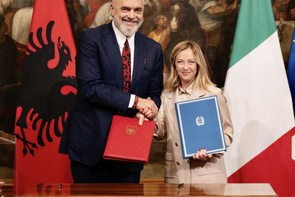 Foto Filippo Attili/Palazzo Chigi/LaPresse 06 novembre 2023 Roma, Italia – Politica – Il Presidente del Consiglio Giorgia Meloni incontra il Primo Ministro della Repubblica d’Albania Edi Rama a Palazzo Chigi per la firma del protocollo d’intesa sui centri di gestione migrantiDISTRIBUTION FREE OF CHARGE – NOT FOR SALE – Obbligatorio citare la fonte LaPresse/Palazzo Chigi/Filippo Attili Foto Filippo Attili/Palazzo Chigi/LaPresse 06 novembre 2023 Roma, Italia – Politica – Il Presidente del Consiglio Giorgia Meloni incontra il Primo Ministro della Repubblica d’Albania Edi Rama a Palazzo Chigi per la firma del protocollo d’intesa sui centri di gestione migrantiDISTRIBUTION FREE OF CHARGE – NOT FOR SALE – Obbligatorio citare la fonte LaPresse/Palazzo Chigi/Filippo Attili