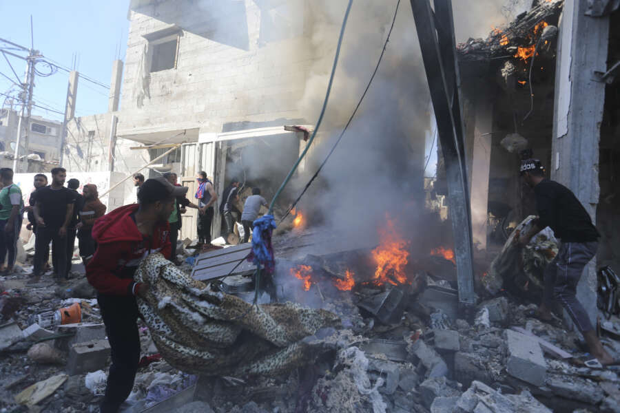 Palestinians look for survivors after an Israeli strike on Rafah, Gaza Strip, Friday, Nov. 17, 2023. (AP Photo/Hatem Ali)


Associated Press/LaPresse
Only Italy and Spain
