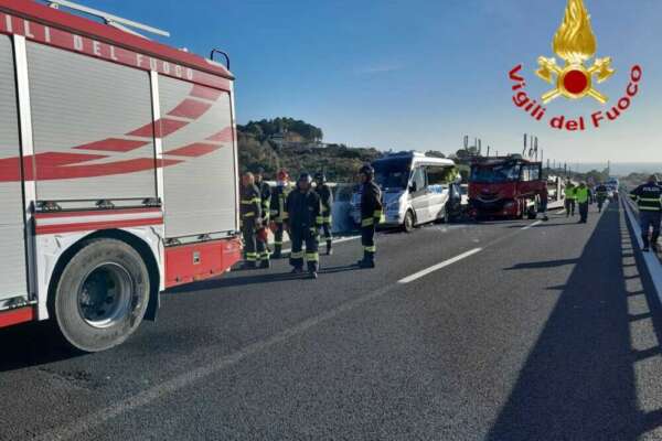 Incidente stradale sull’A12 Roma-Civitavecchia, coinvolti turisti americani in vacanza in crociera: un morto e otto feriti