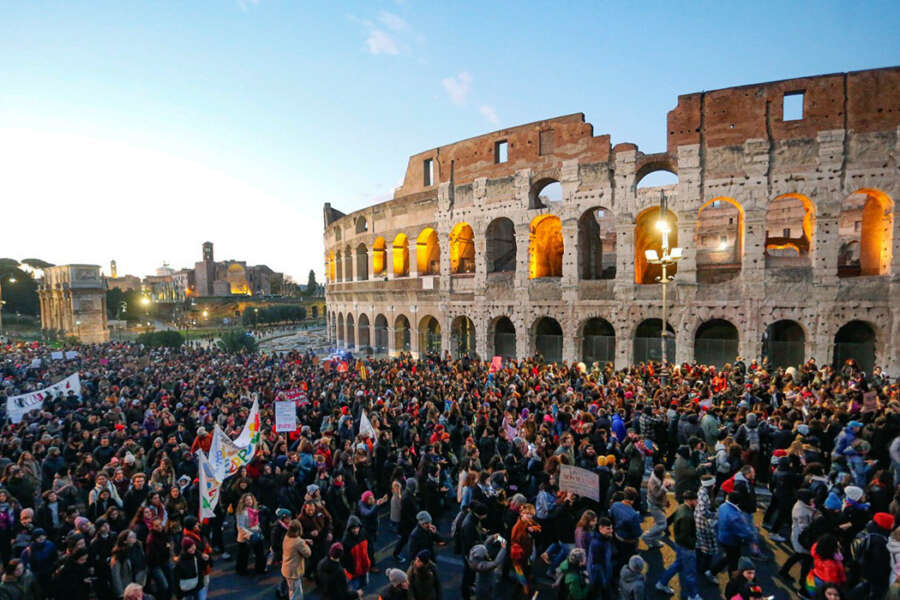 Il femminismo sputa sulle donne israeliane: in piazza commedia pro-Hamas e ironia su ostaggi “usciti da casa di riposo”