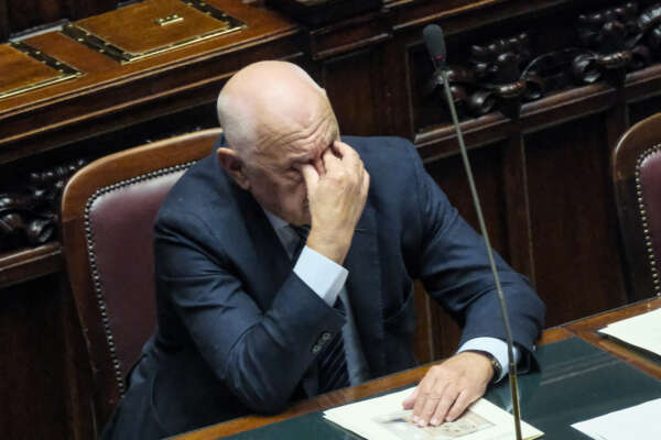 Addio alla riforma della giustizia, Meloni tradisce il programma in nome del premierato: “Una truffetta da ciarlatani”