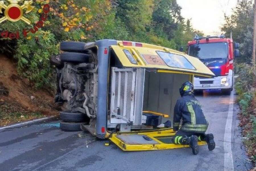 Scuolabus si ribalta a Rocca di Papa: tre bambini finiscono in ospedale assieme al conducente