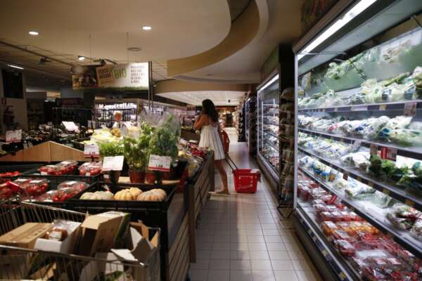 A Verona il primo supermercato automatico senza casse o cassieri: la novità è il carrello digitale