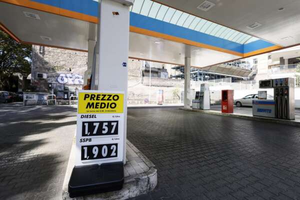 Caro carburanti, addio al cartellone del prezzo medio. Il TAR del Lazio annulla il decreto Urso