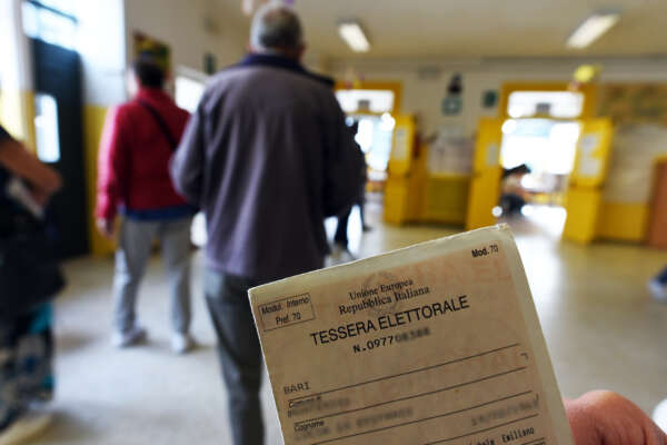 Elezioni, ai seggi si fa la fila unisex: un grande passo verso la commedia dell’arte