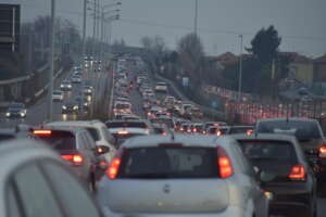 Nuovo codice della strada, cosa cambia e le nuove sanzioni: dall’uso del telefono alla guida sotto stupefacenti. Novità anche per i monopattini