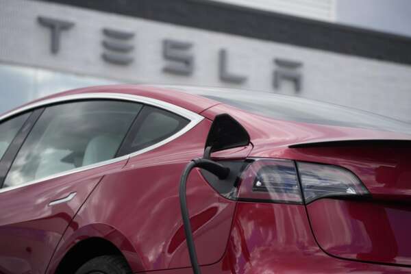 Tesla richiama oltre 2 milioni di veicoli per un difetto di sicurezza al sistema Autopilot Tesla richiama oltre 2 milioni di veicoli per un difetto di sicurezza al sistema Autopilot