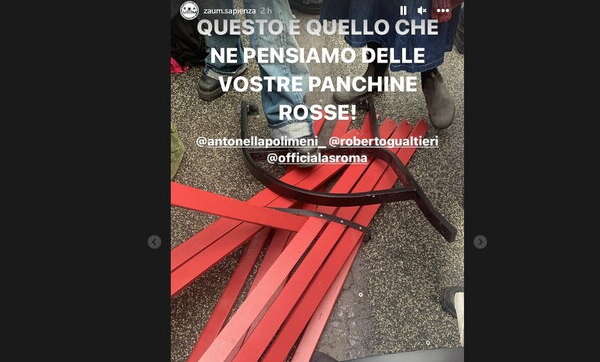 Panchina rossa distrutta dalle attiviste alla Sapienza di Roma: “Pretendiamo ascolto, non panchine. Ci vogliamo vive”. Identificate e denunciate grazie a un video