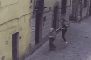 Aggressione a Firenze, calci e pugni in testa a un 70enne indifeso: “Il cane devi tenerlo al guinzaglio”