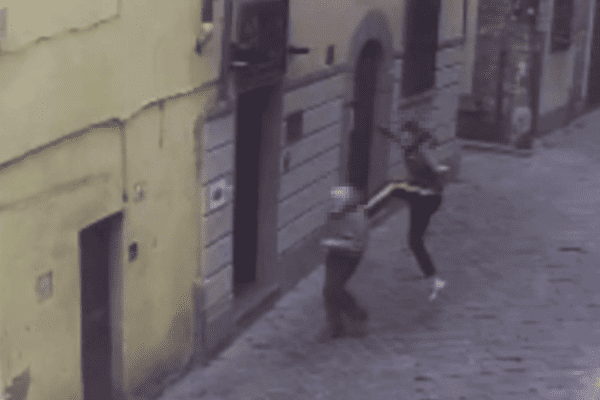 Aggressione a Firenze, calci e pugni in testa a un 70enne indifeso: “Il cane devi tenerlo al guinzaglio”