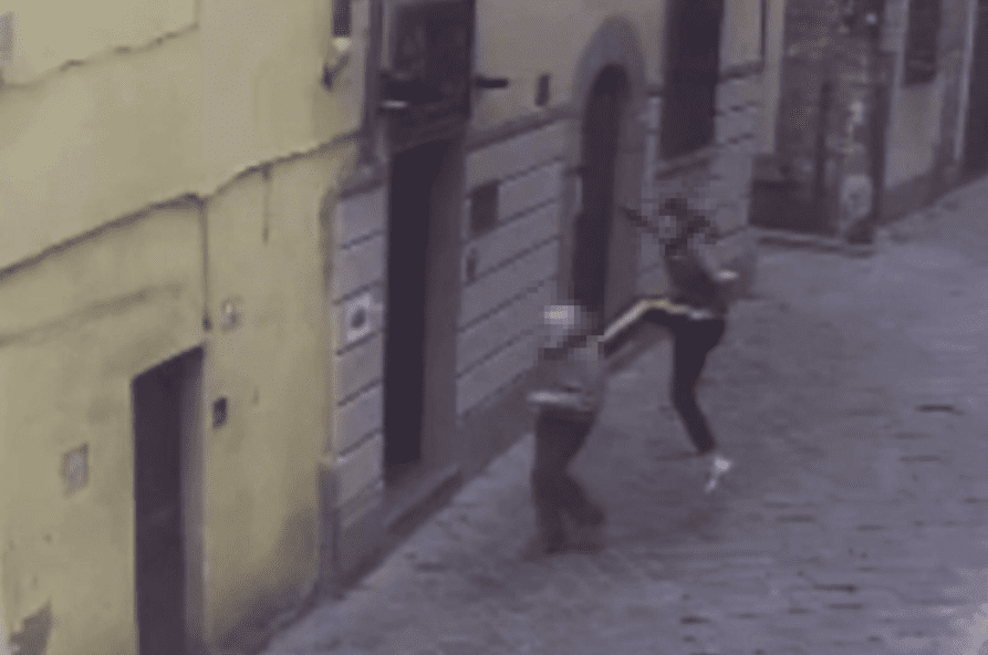 Aggressione a Firenze, calci e pugni in testa a un 70enne indifeso: “Il cane devi tenerlo al guinzaglio”