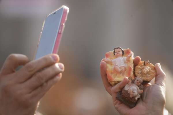 Presepe da non toccare, la proposta di Fdl scatena un putiferio nelle scuole: “Gli istituti pubblici sono laici”