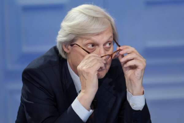 Sgarbi e la tela rubata: “Report va fermato” non mandate in onda il servizio. Ma la Rai se ne infischia Sgarbi e la tela rubata: “Report va fermato” non mandate in onda il servizio. Ma la Rai se ne infischia